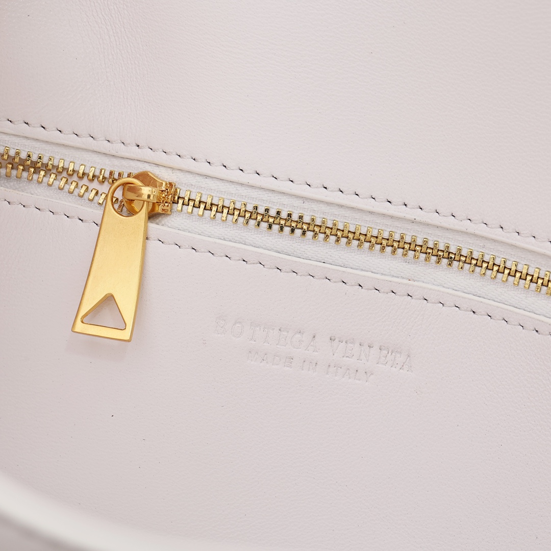 Bottega Veneta Long Clutch Andiamo With Handle - FashionPlug