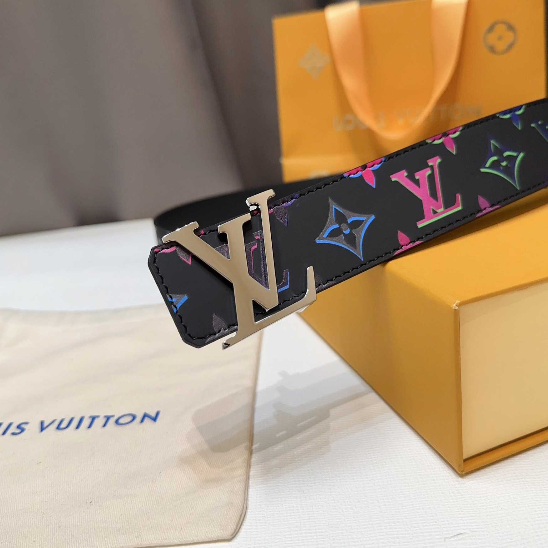 Louis Vuitton LV Light 40mm Reversible Belt - FashionPlug