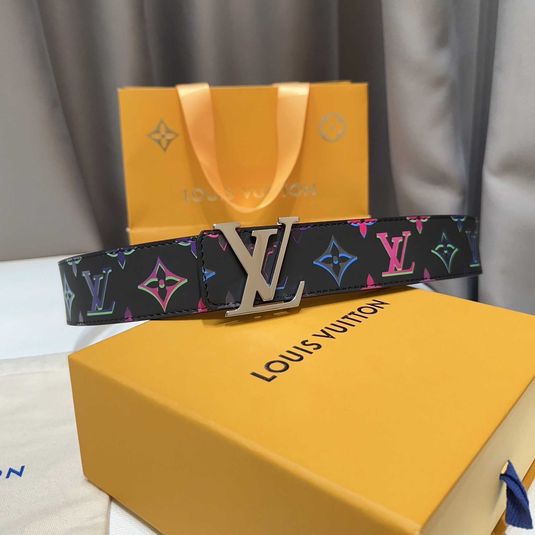 Louis Vuitton LV Light 40mm Reversible Belt - FashionPlug