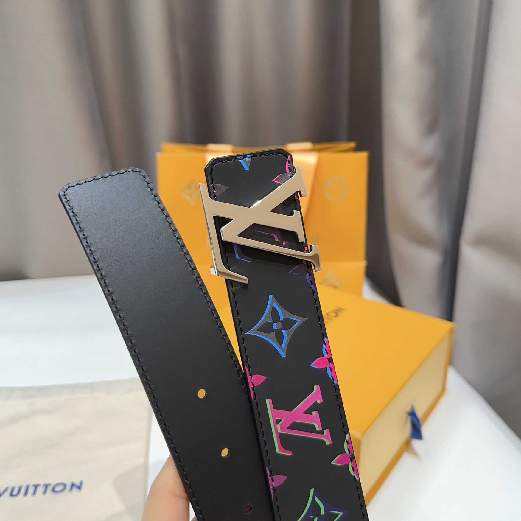 Louis Vuitton LV Light 40mm Reversible Belt - FashionPlug