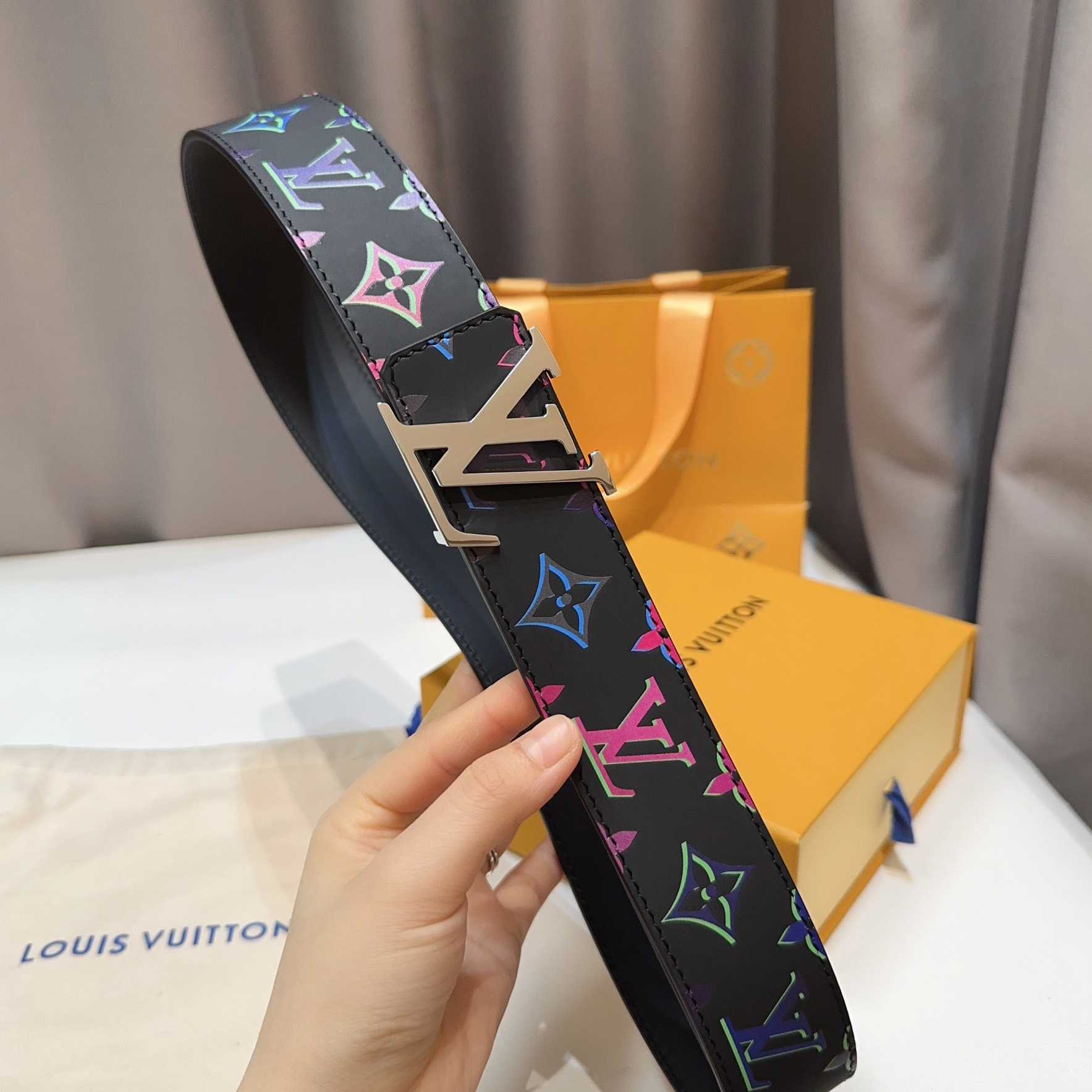 Louis Vuitton LV Light 40mm Reversible Belt - FashionPlug