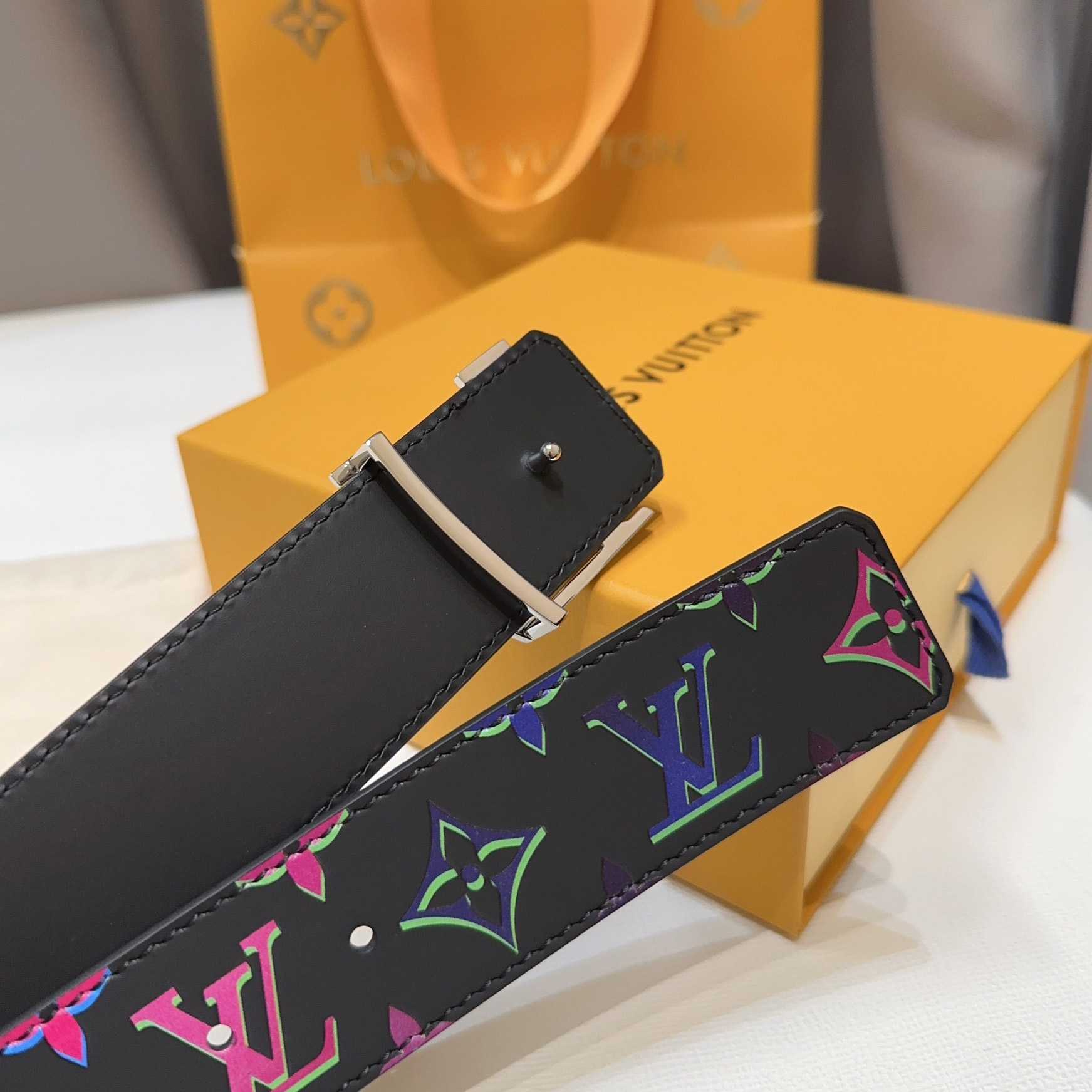 Louis Vuitton LV Light 40mm Reversible Belt - FashionPlug