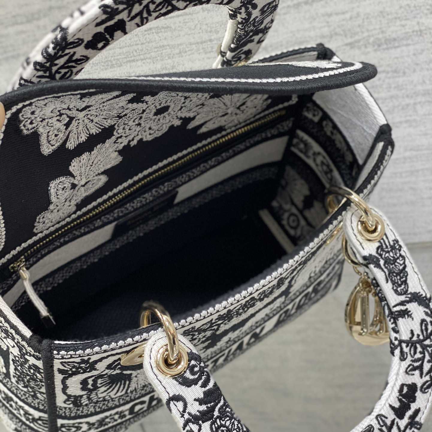 Dior Medium Lady D-Lite Bag - FashionPlug