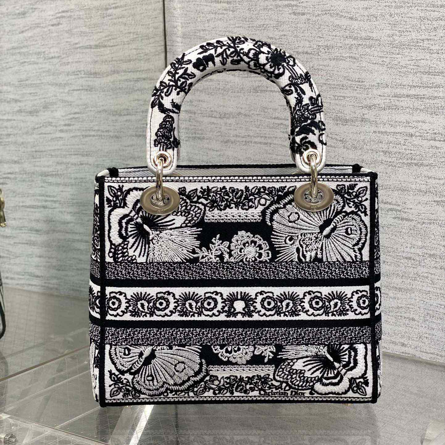 Dior Medium Lady D-Lite Bag - FashionPlug