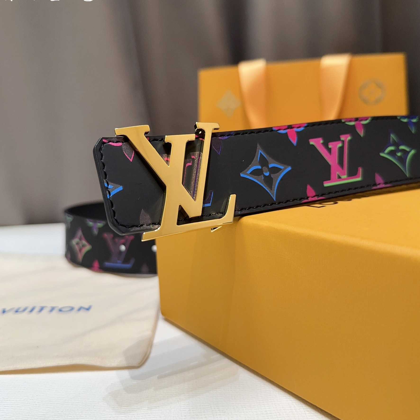 Louis Vuitton LV Light 40mm Reversible Belt - FashionPlug