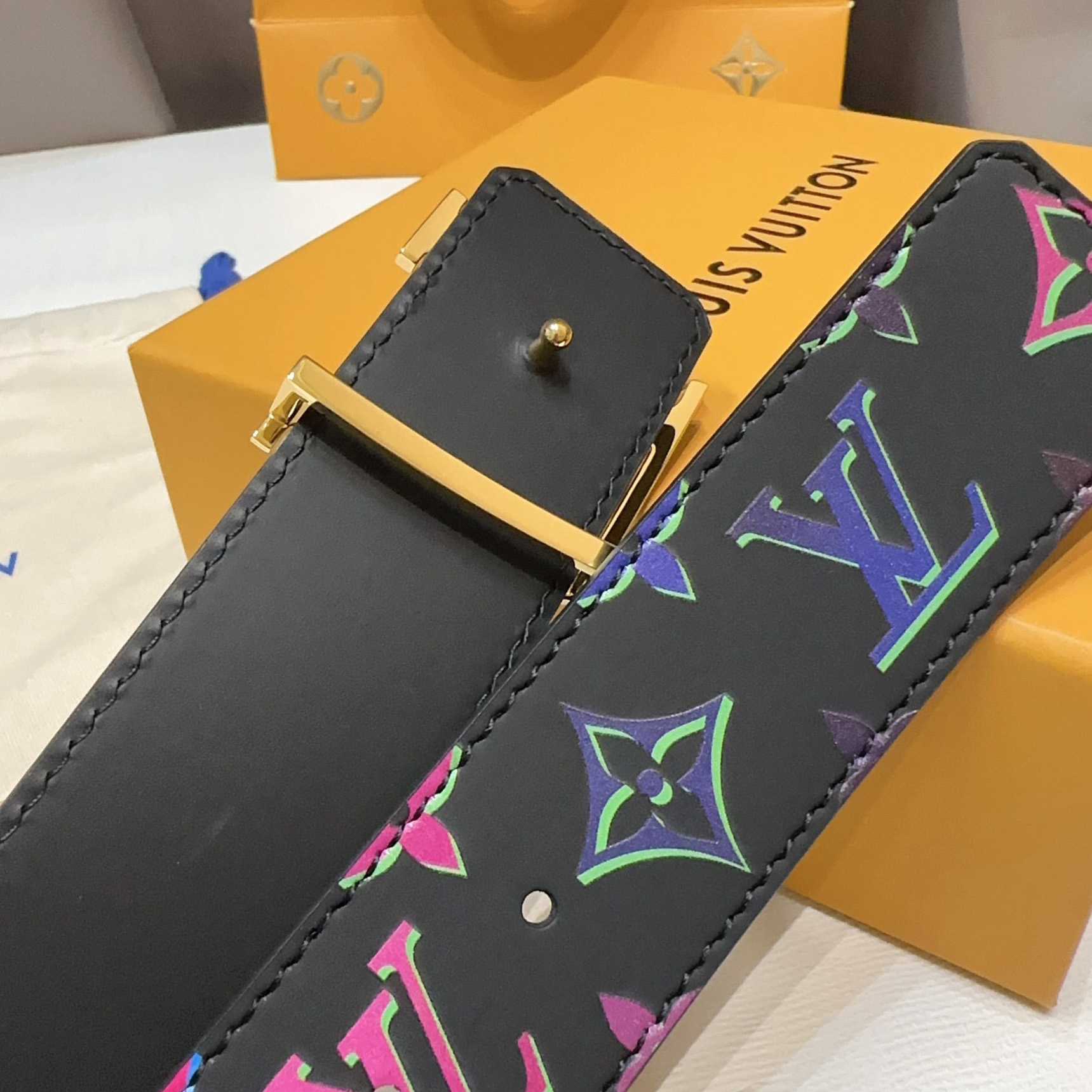 Louis Vuitton LV Light 40mm Reversible Belt - FashionPlug