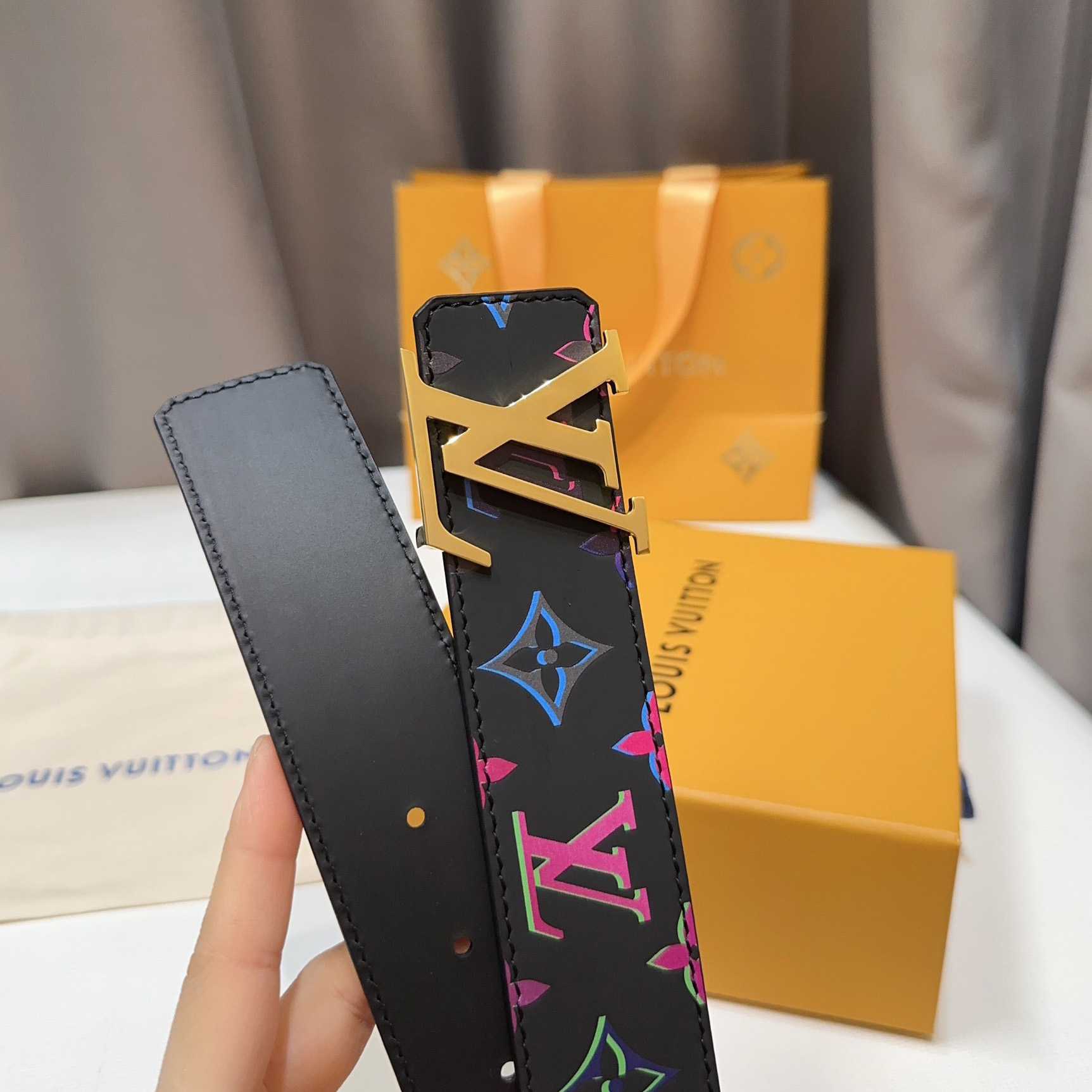 Louis Vuitton LV Light 40mm Reversible Belt - FashionPlug