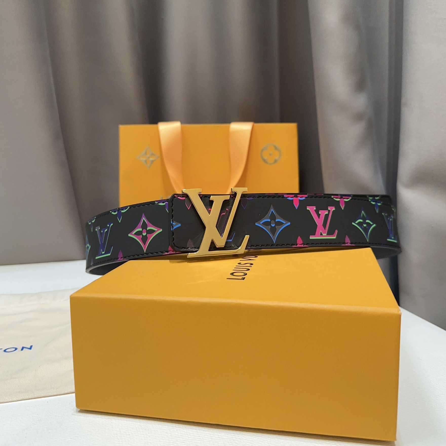 Louis Vuitton LV Light 40mm Reversible Belt - FashionPlug