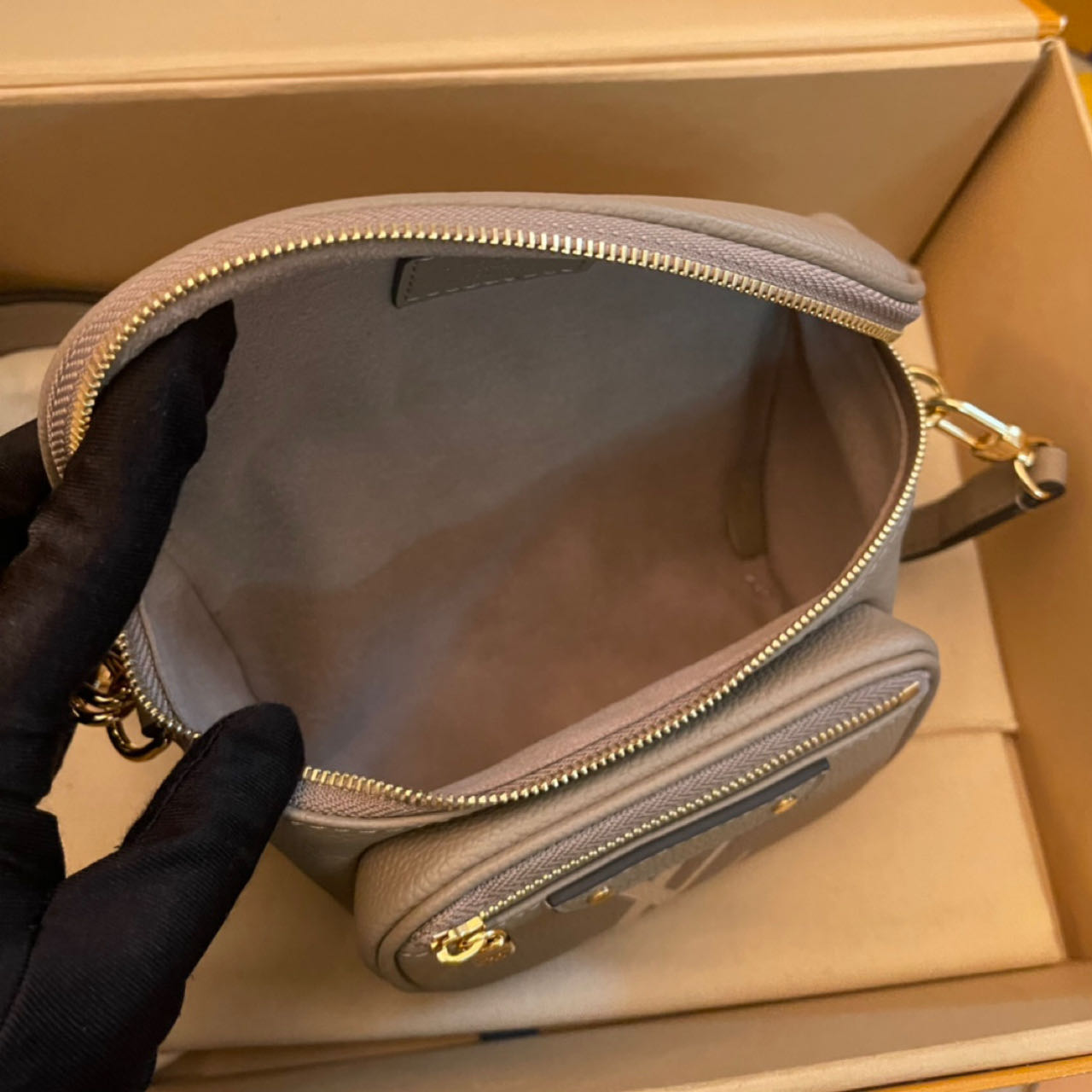 Louis Vuitton Mini Bumbag   M83219 - FashionPlug