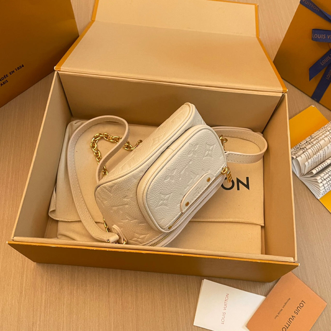 Louis Vuitton Mini Bumbag   M83275 - FashionPlug
