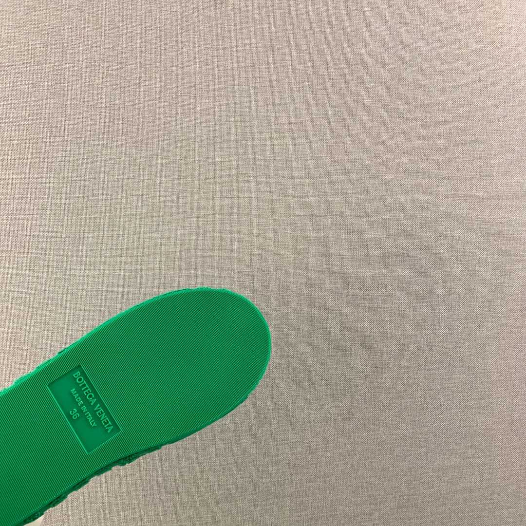Bottega Veneta Resort Sponge Slippers - FashionPlug
