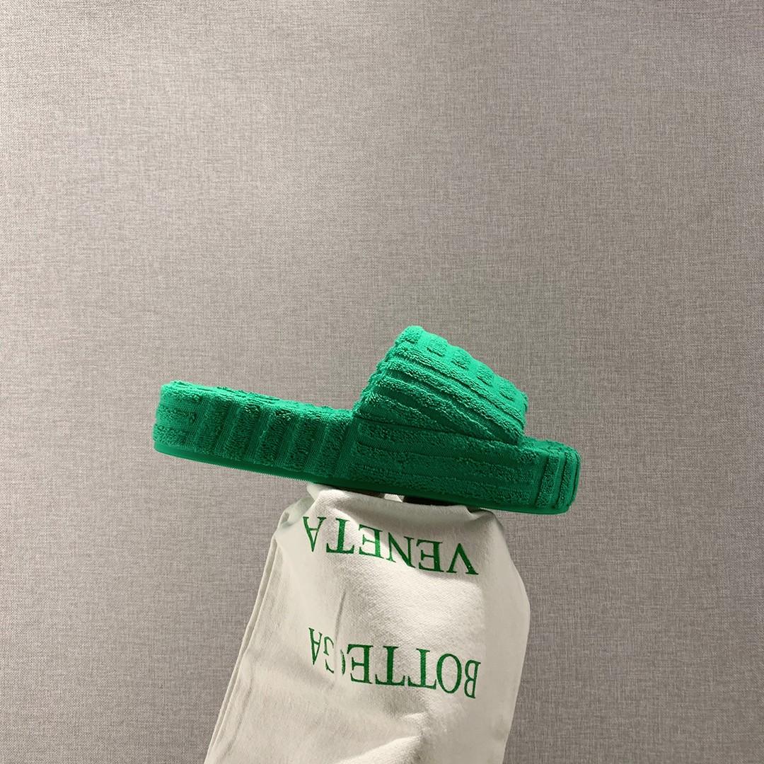 Bottega Veneta Resort Sponge Slippers - FashionPlug