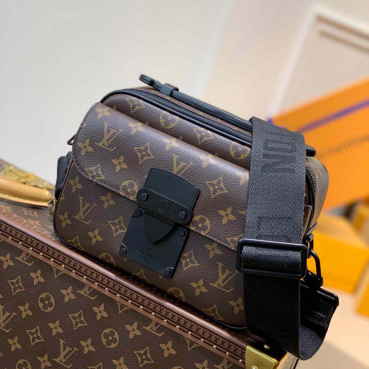 Louis Vuitton S Lock Messenger    M45806 - FashionPlug