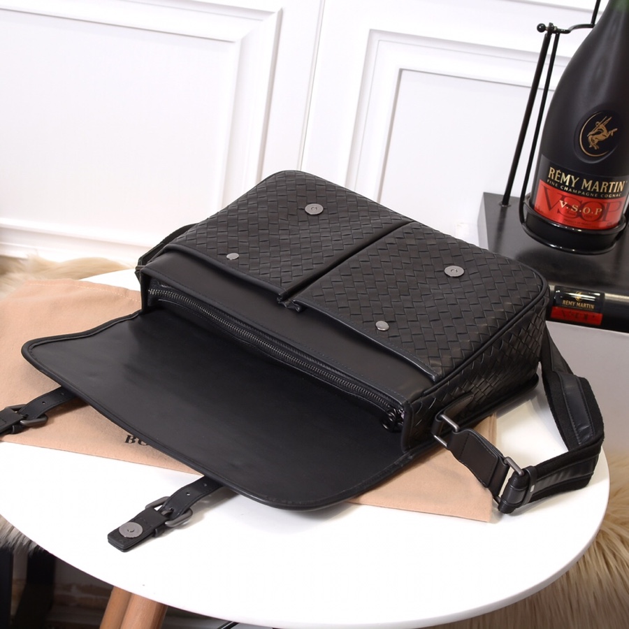 Bottega Veneta Messenger Bag  (35-22-11cm) - FashionPlug