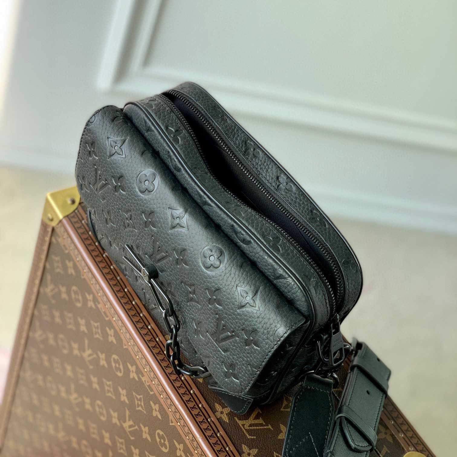Louis Vuitton Steamer Messenger       M23742 - FashionPlug
