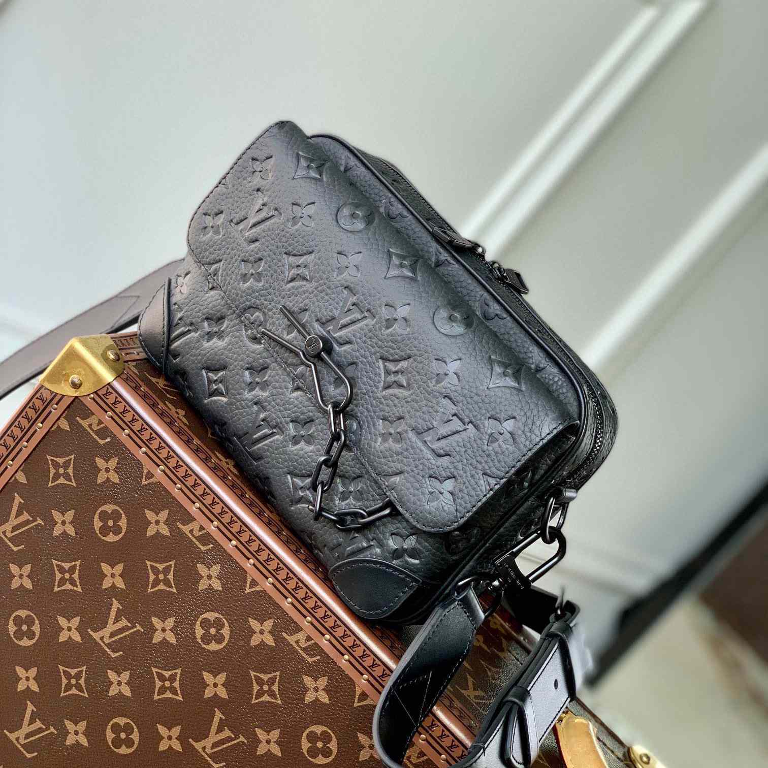 Louis Vuitton Steamer Messenger       M23742 - FashionPlug