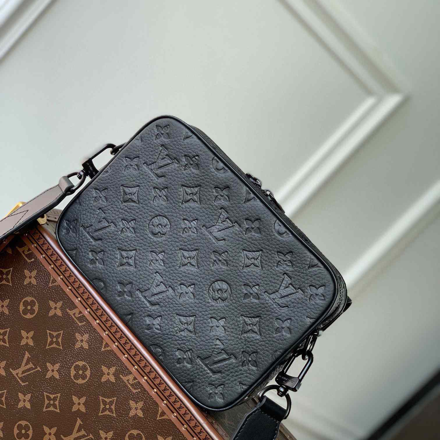 Louis Vuitton Steamer Messenger       M23742 - FashionPlug