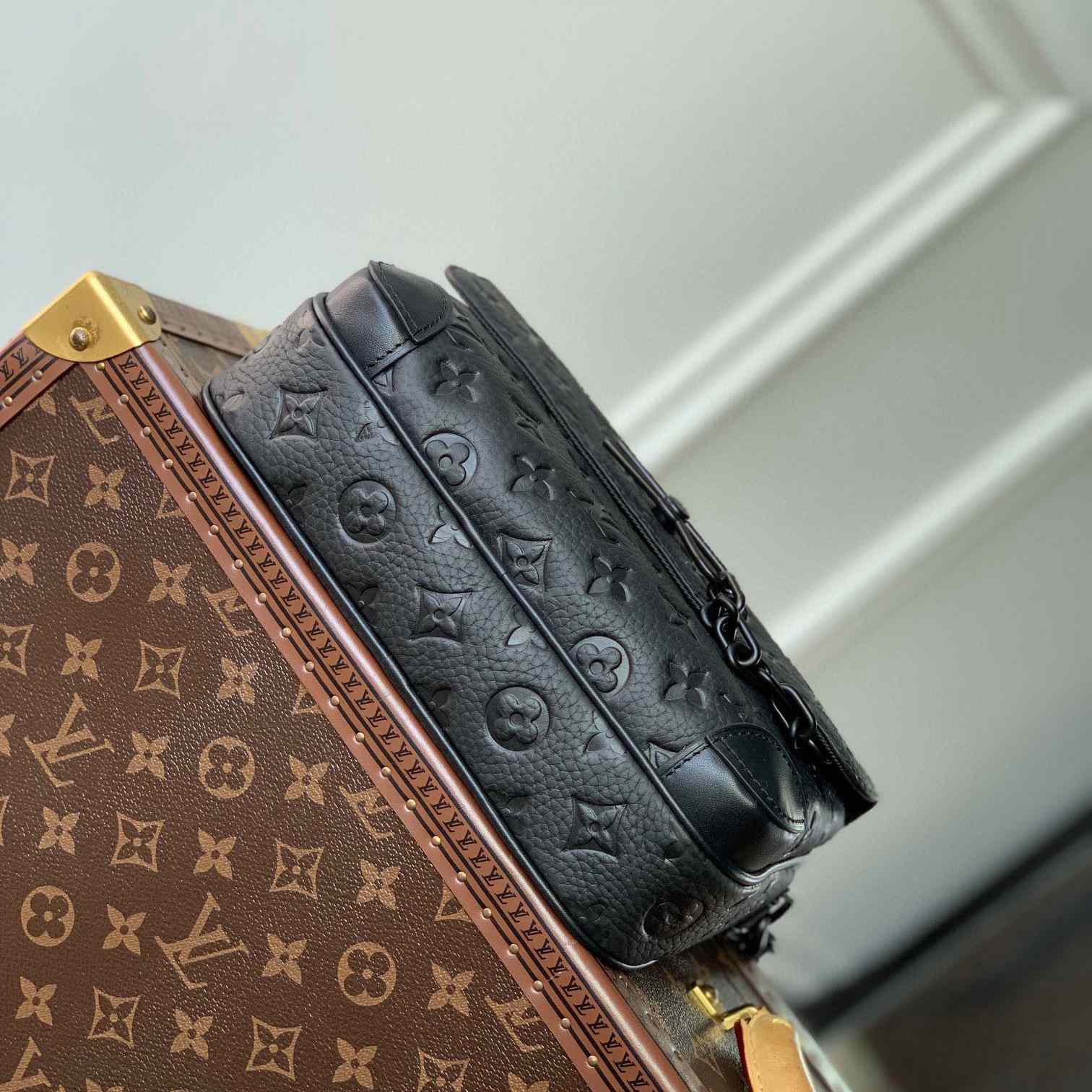 Louis Vuitton Steamer Messenger       M23742 - FashionPlug