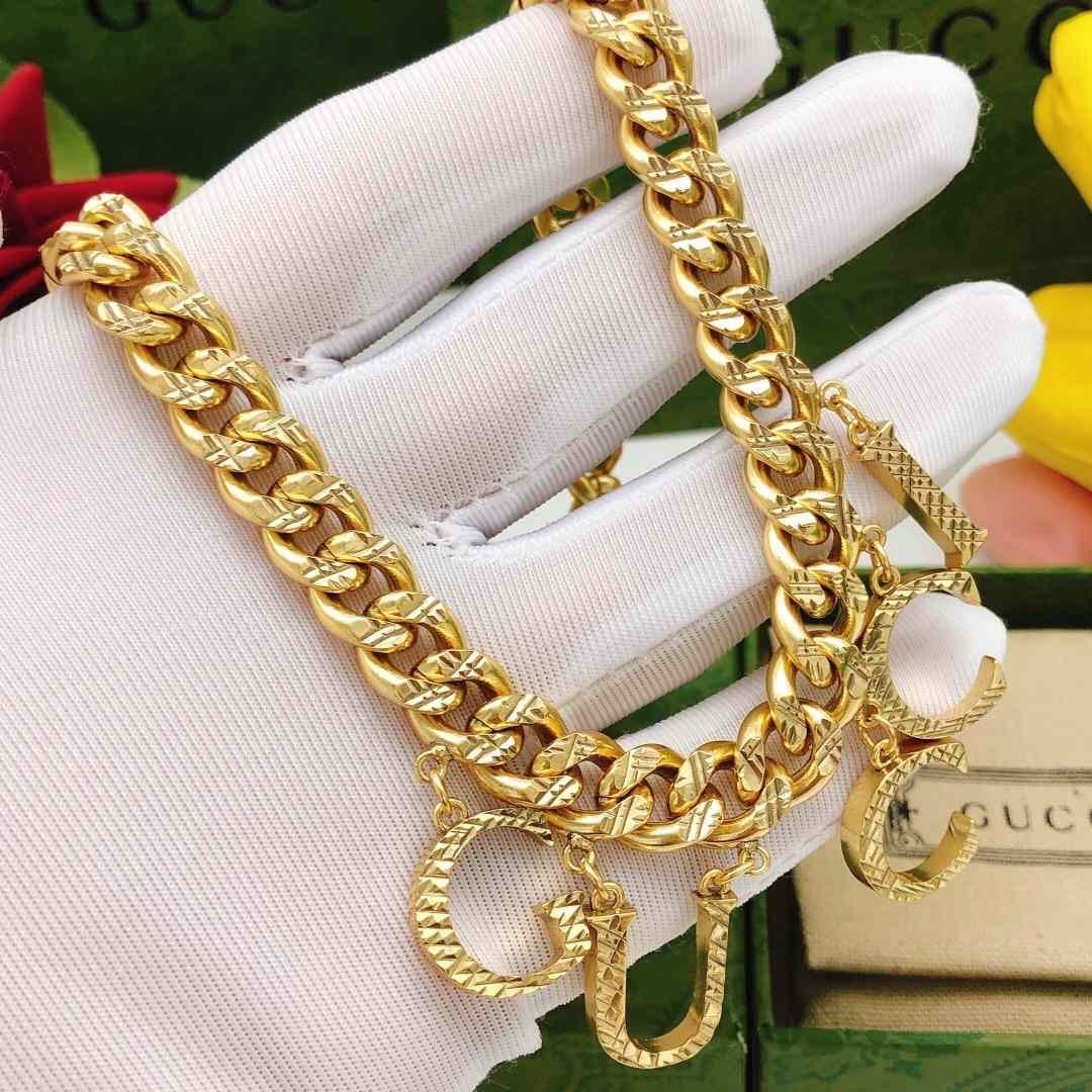 Gucci Logo-pendant Curb-link Necklace - FashionPlug