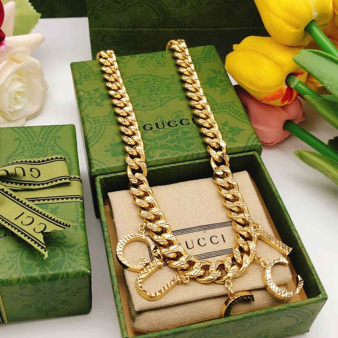 Gucci Logo-pendant Curb-link Necklace - FashionPlug
