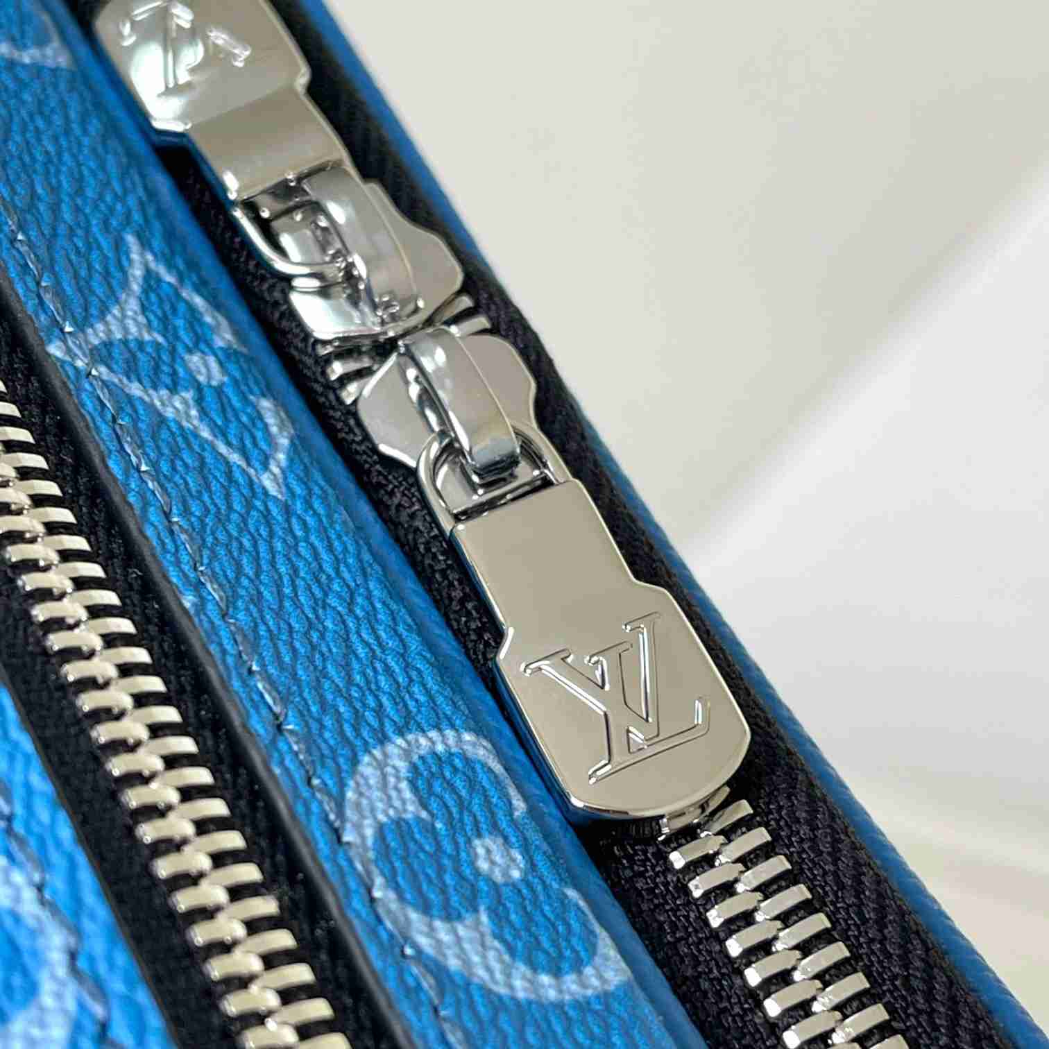 Louis Vuitton Alpha Messenger  M31016 - FashionPlug