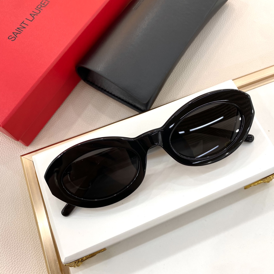 Saint Laurent SL M136 - FashionPlug