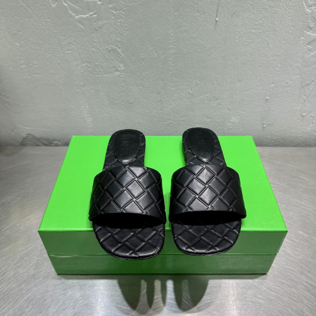 Bottega Veneta Amy Flat Mule - FashionPlug