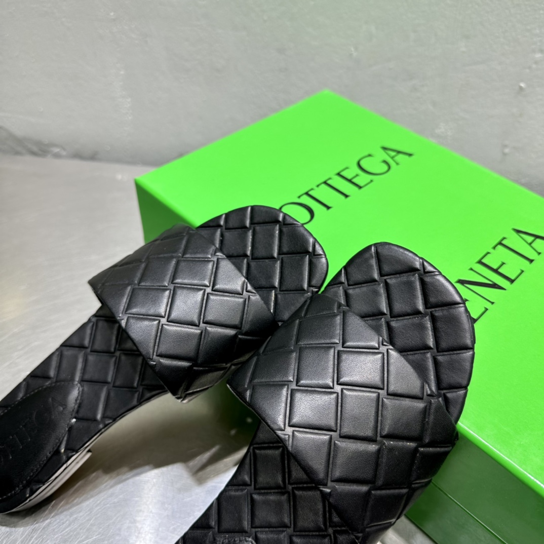 Bottega Veneta Amy Flat Mule - FashionPlug