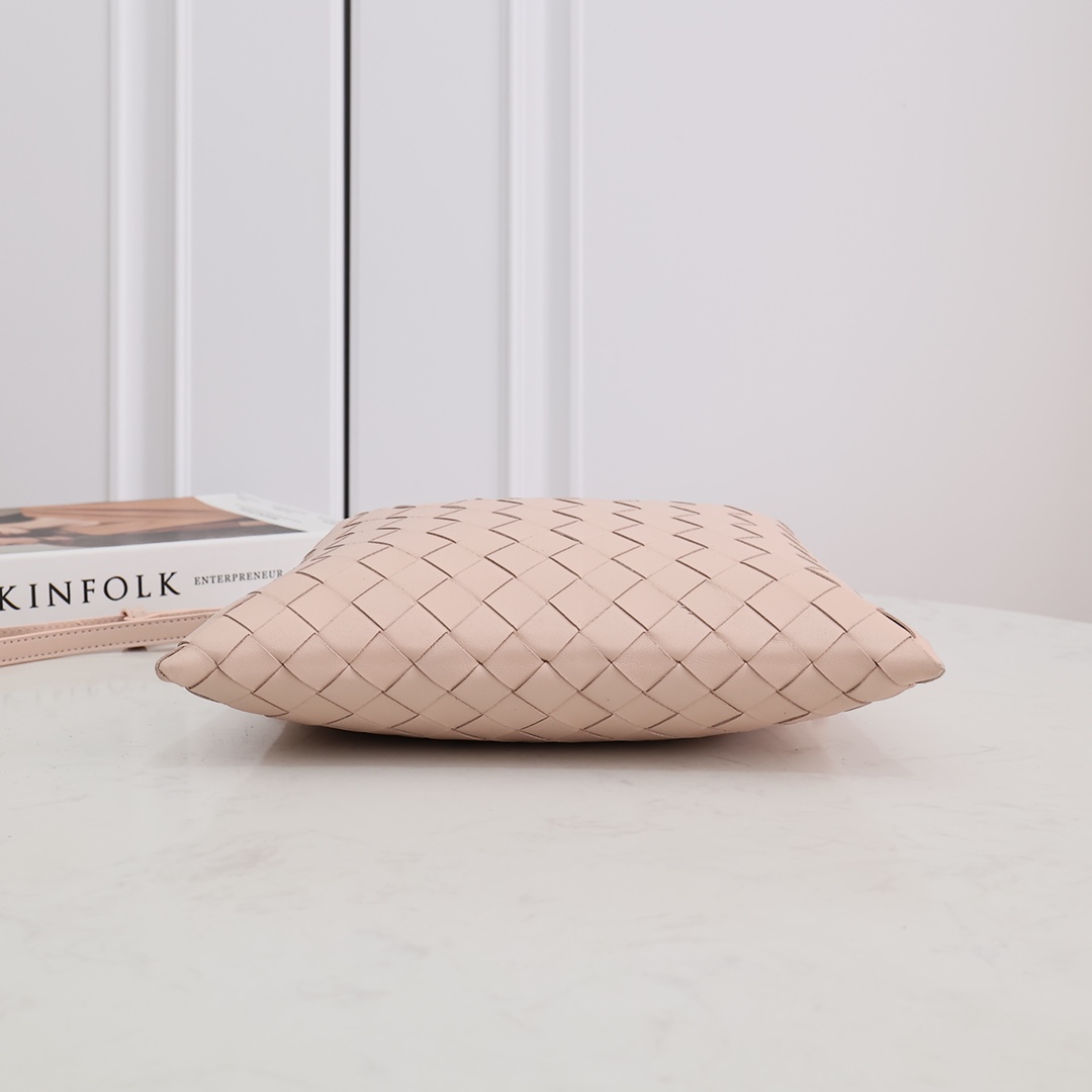 Bottega Veneta Mini Hop - FashionPlug