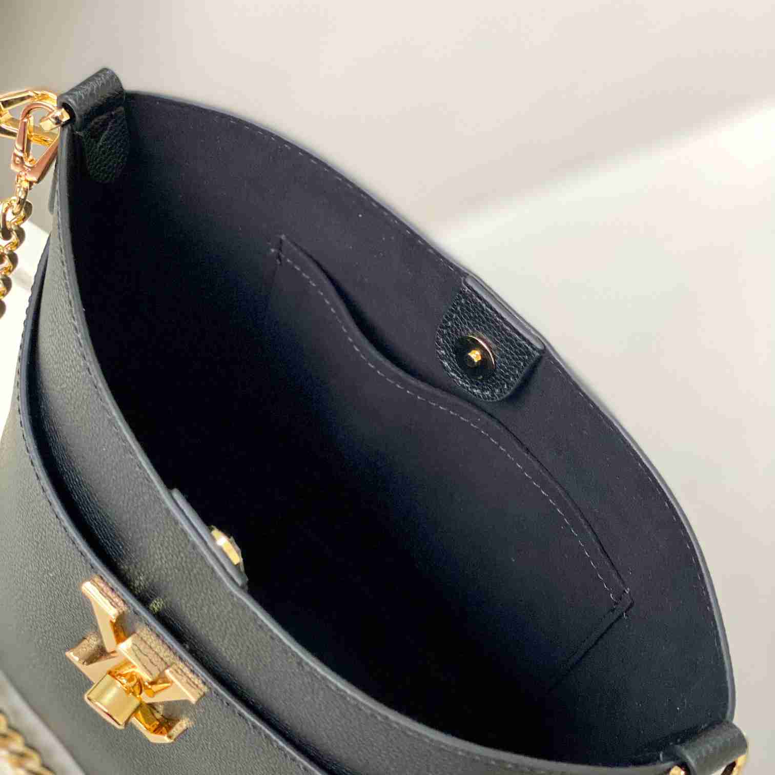 Louis Vuitton Lock and Walk    M24006 - FashionPlug