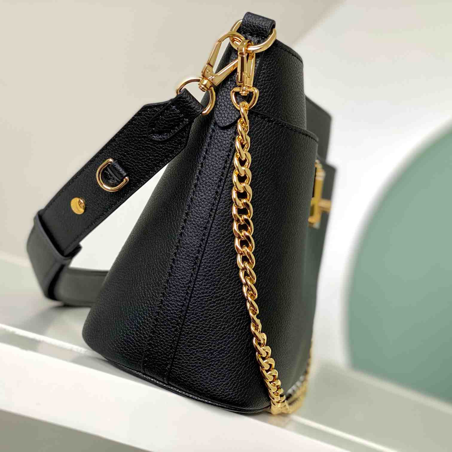 Louis Vuitton Lock and Walk    M24006 - FashionPlug