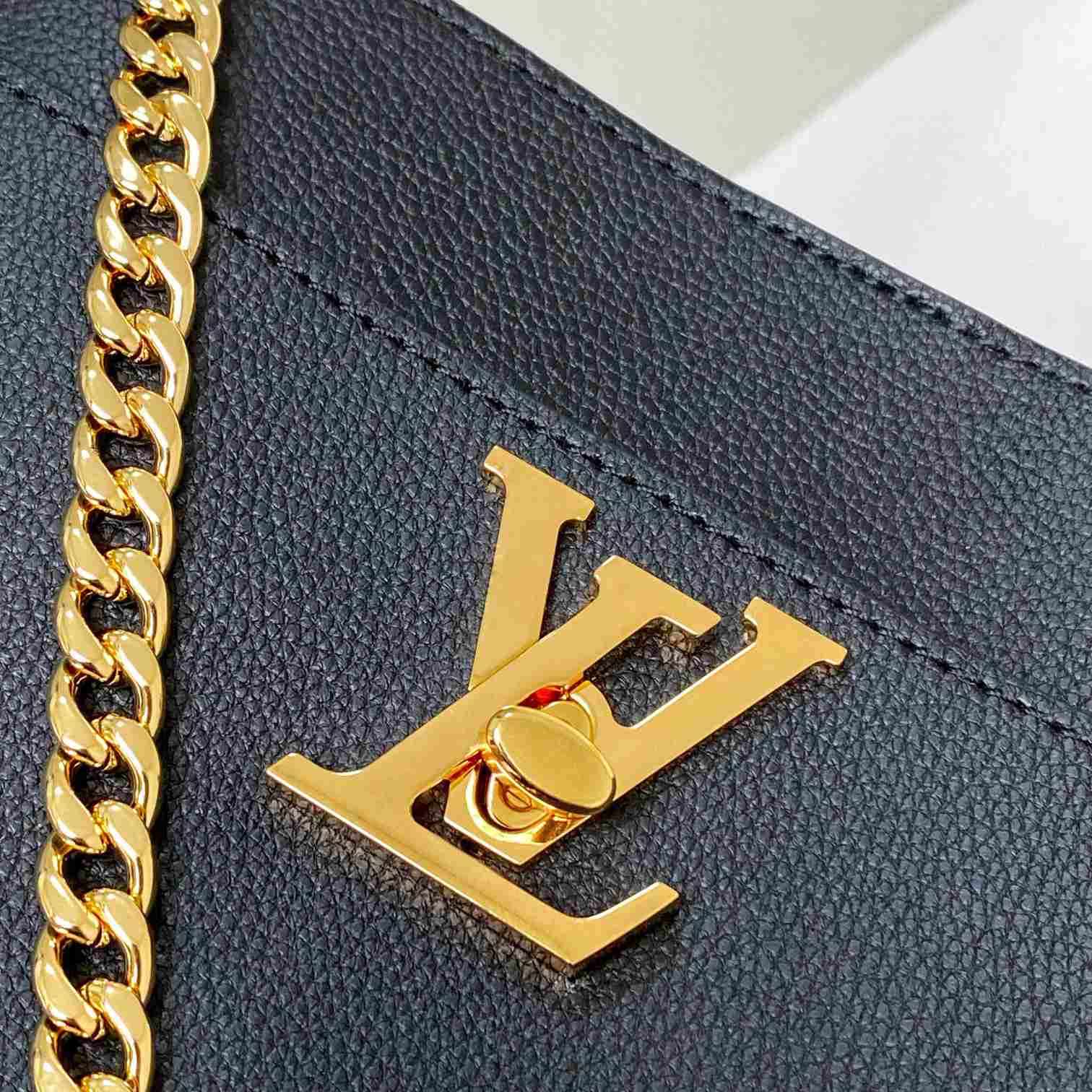 Louis Vuitton Lock and Walk    M24006 - FashionPlug