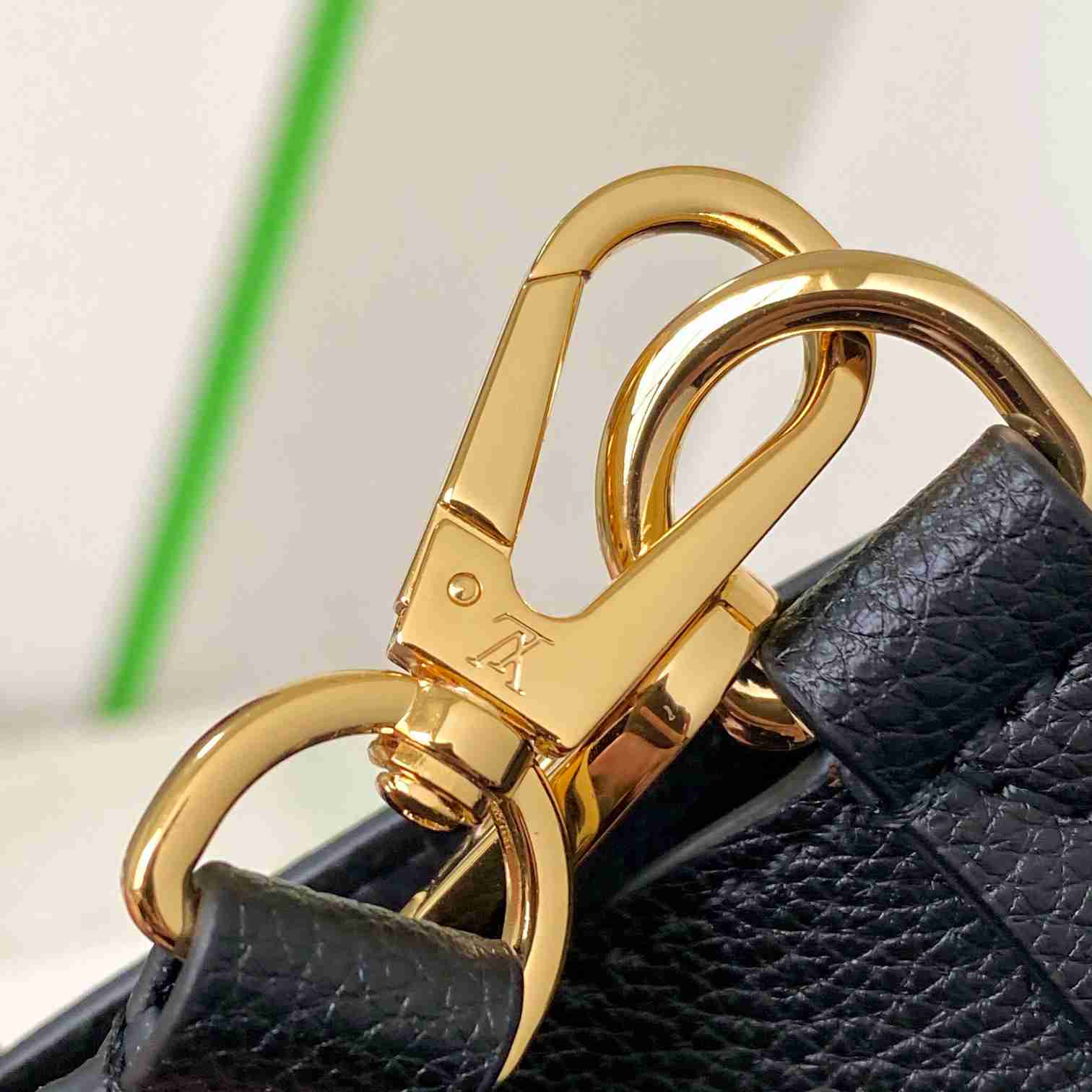 Louis Vuitton Lock and Walk    M24006 - FashionPlug