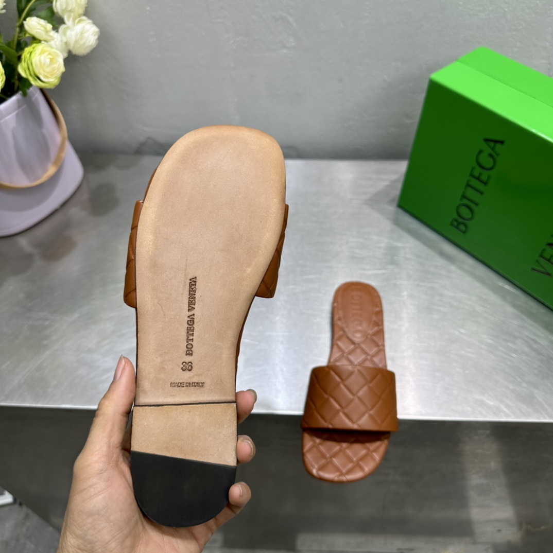Bottega Veneta Amy Flat Mule - FashionPlug