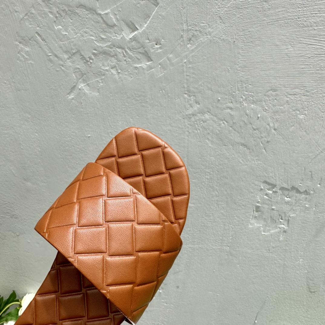Bottega Veneta Amy Flat Mule - FashionPlug