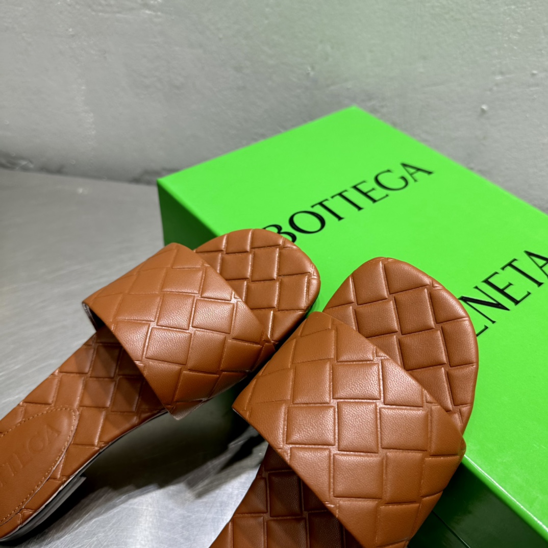 Bottega Veneta Amy Flat Mule - FashionPlug
