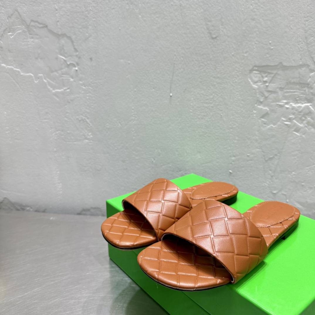 Bottega Veneta Amy Flat Mule - FashionPlug