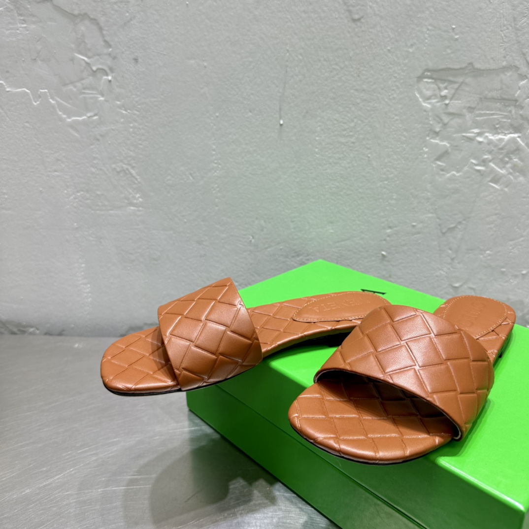 Bottega Veneta Amy Flat Mule - FashionPlug