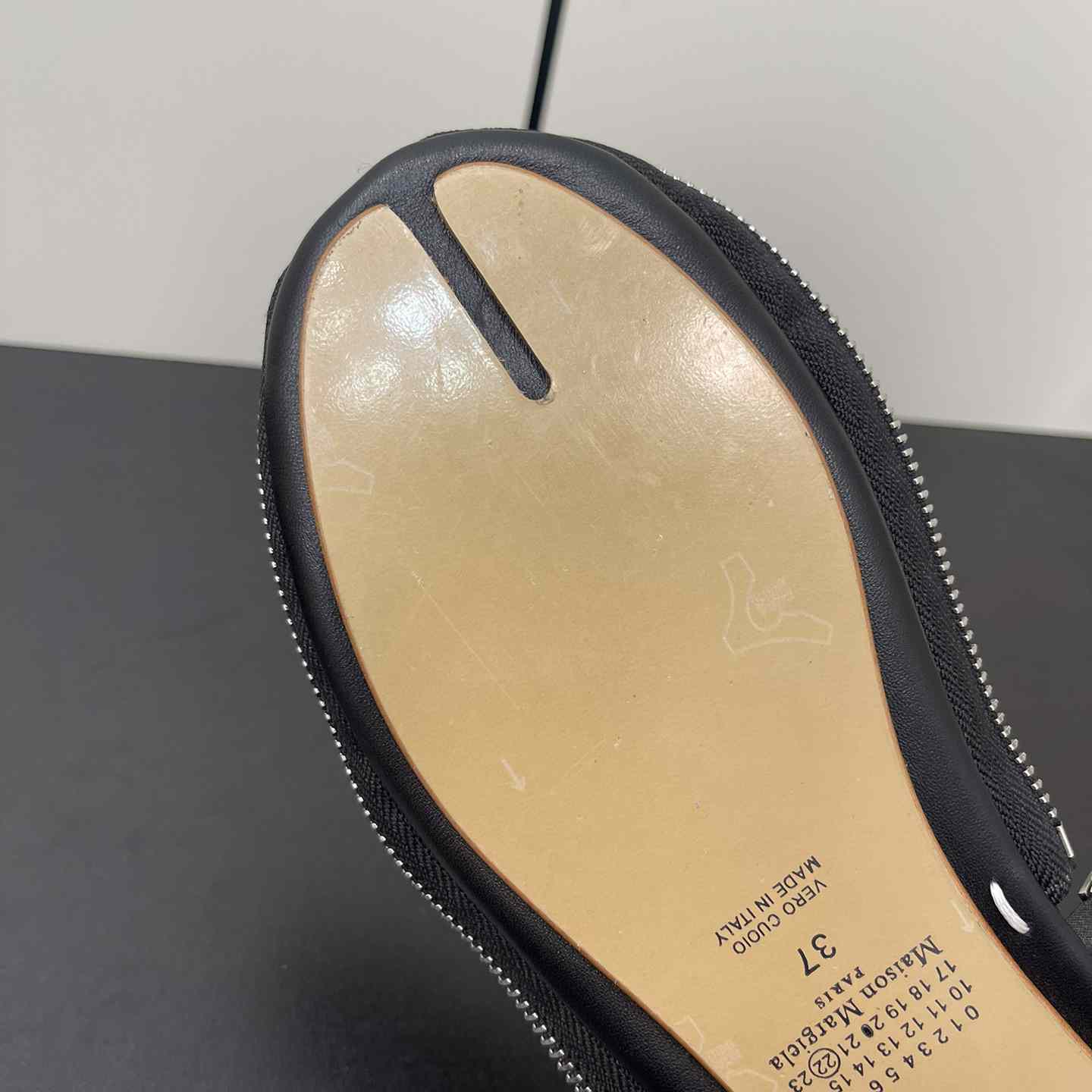 Maison Margiela Travel Round-toe Slippers - FashionPlug