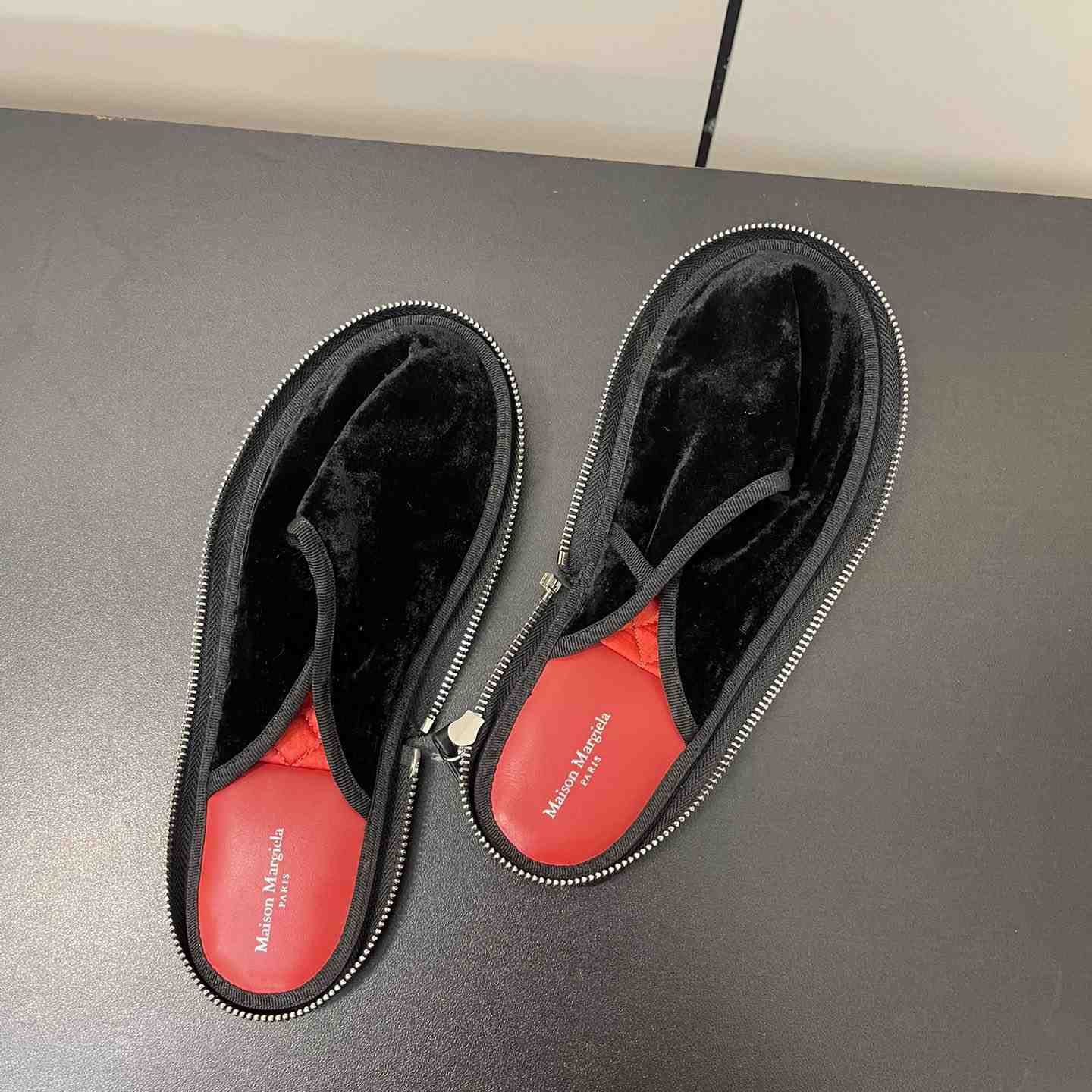 Maison Margiela Travel Round-toe Slippers - FashionPlug