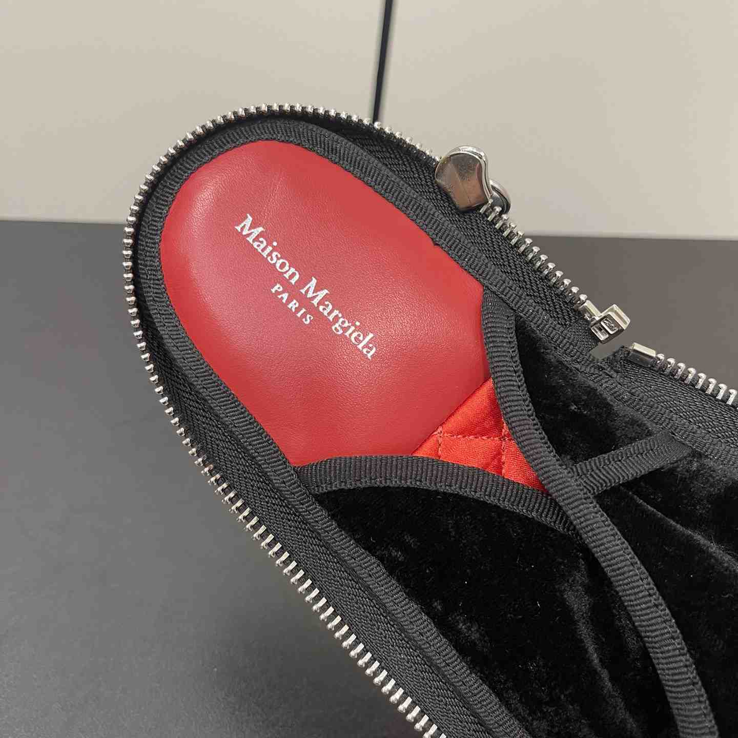 Maison Margiela Travel Round-toe Slippers - FashionPlug