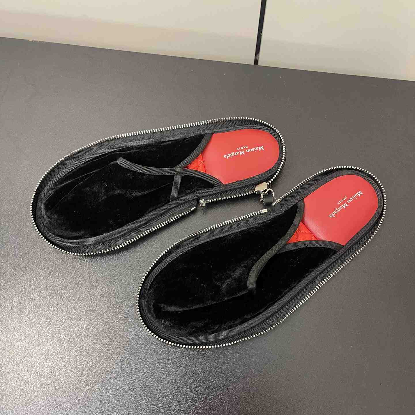 Maison Margiela Travel Round-toe Slippers - FashionPlug