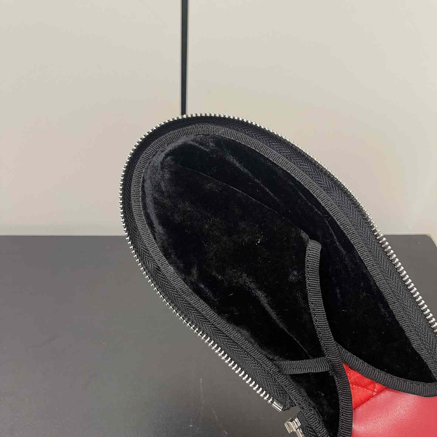 Maison Margiela Travel Round-toe Slippers - FashionPlug