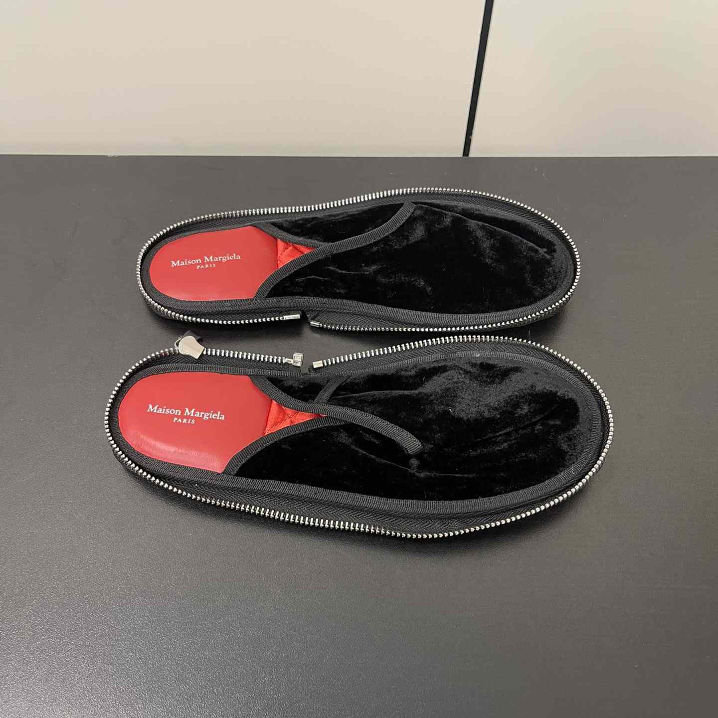 Maison Margiela Travel Round-toe Slippers - FashionPlug