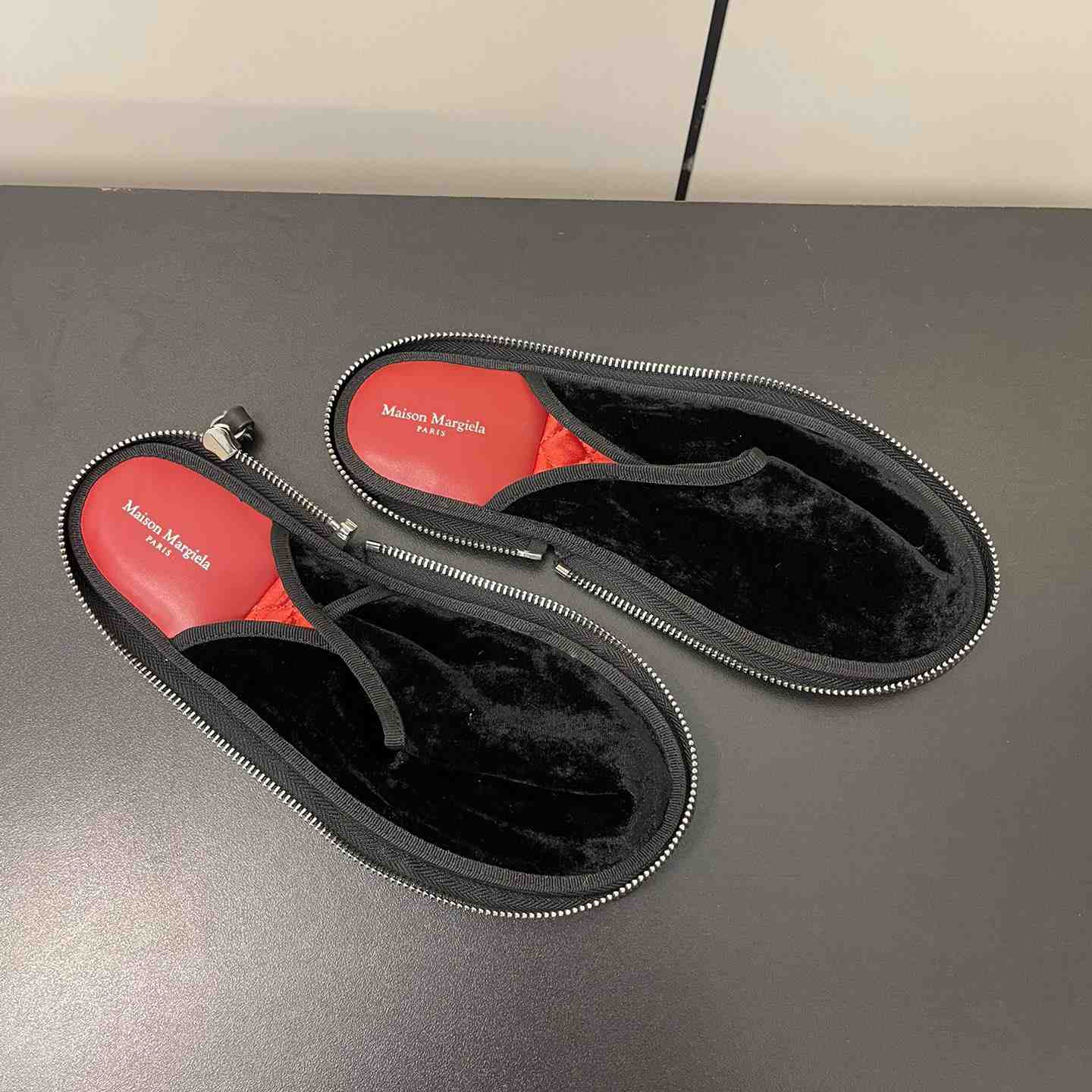 Maison Margiela Travel Round-toe Slippers - FashionPlug