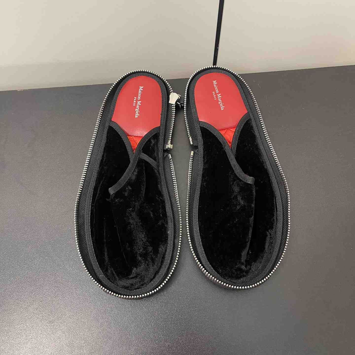 Maison Margiela Travel Round-toe Slippers - FashionPlug