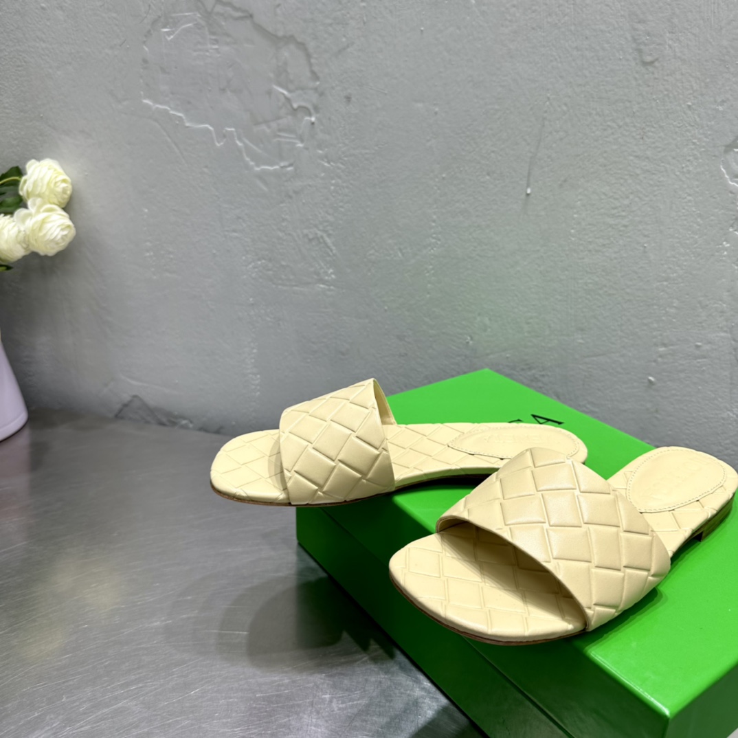 Bottega Veneta Amy Flat Mule - FashionPlug