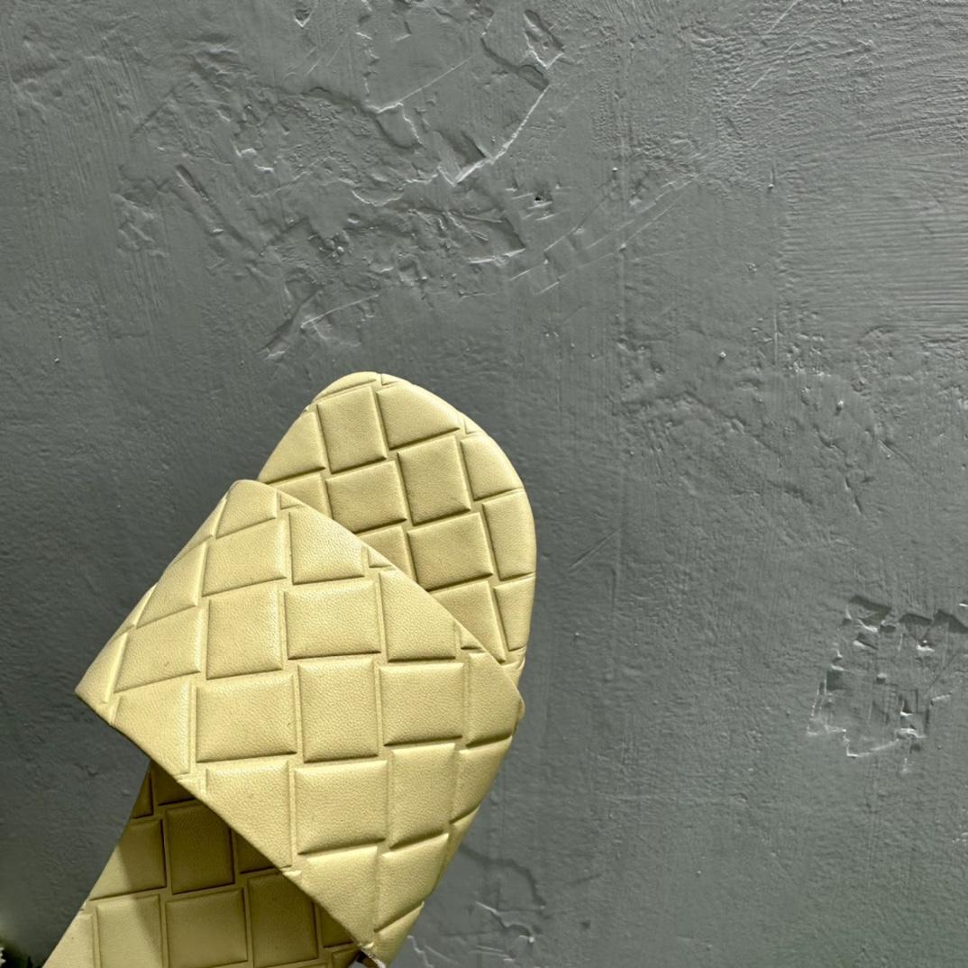 Bottega Veneta Amy Flat Mule - FashionPlug