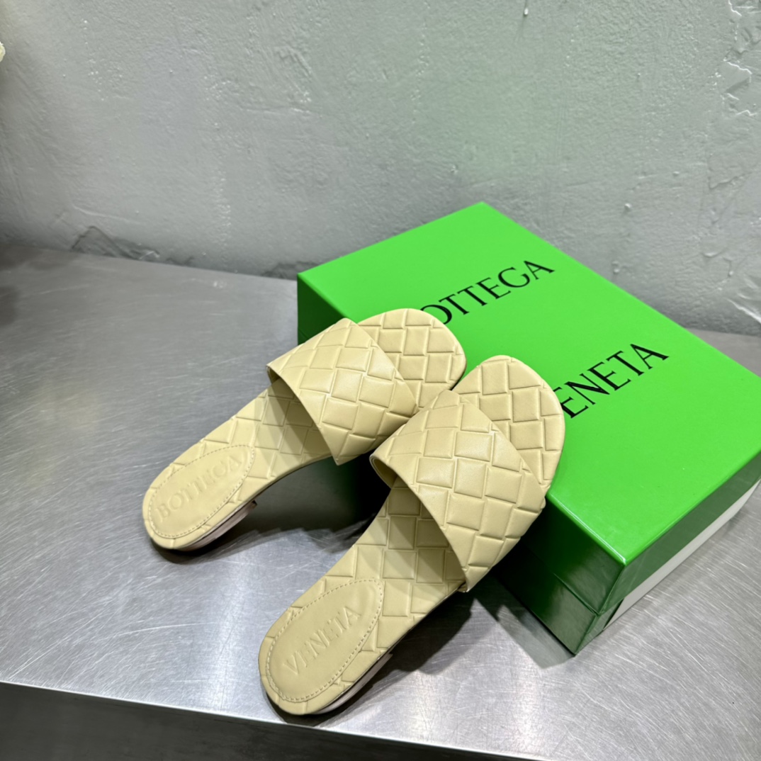 Bottega Veneta Amy Flat Mule - FashionPlug