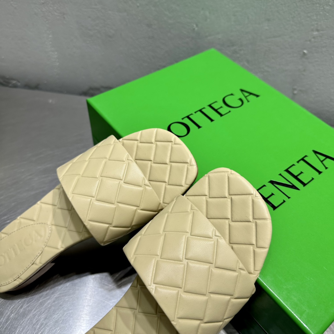 Bottega Veneta Amy Flat Mule - FashionPlug